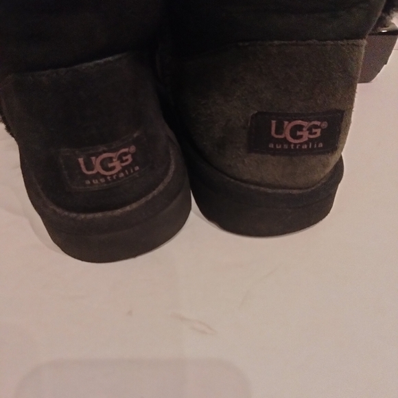 🥀UGG BOOTS 🧤 - Picture 3 of 8